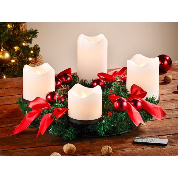Adventskranz mit weißen LED-Kerzen, rot geschmückt